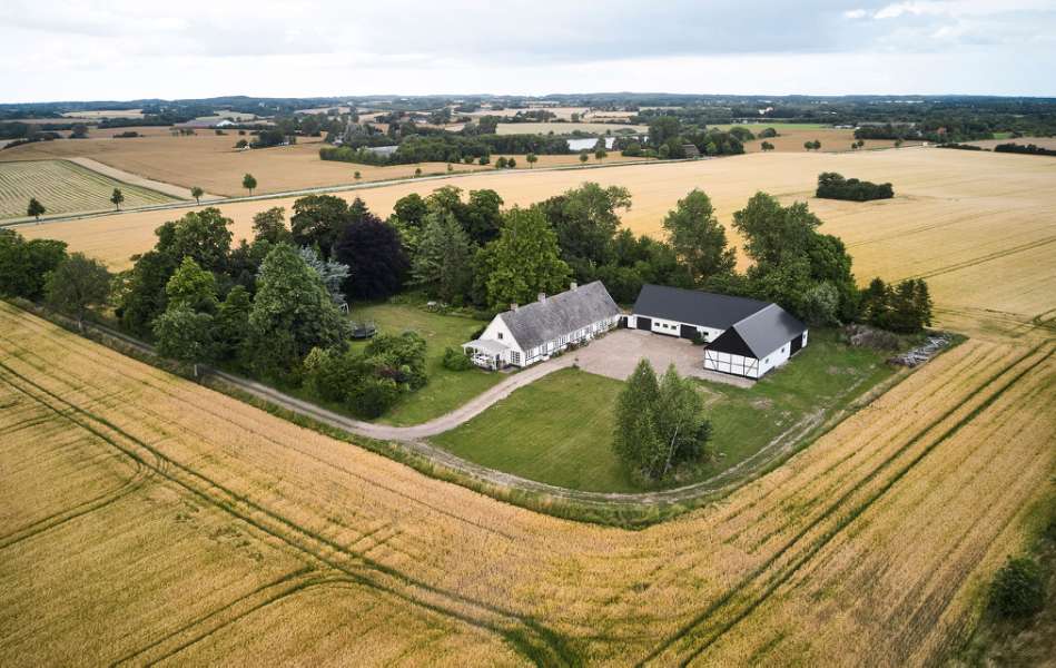 Bindingsværksgård ”tækket” med stålprofiler, Sneserevej 69, 4733 Tappernøje